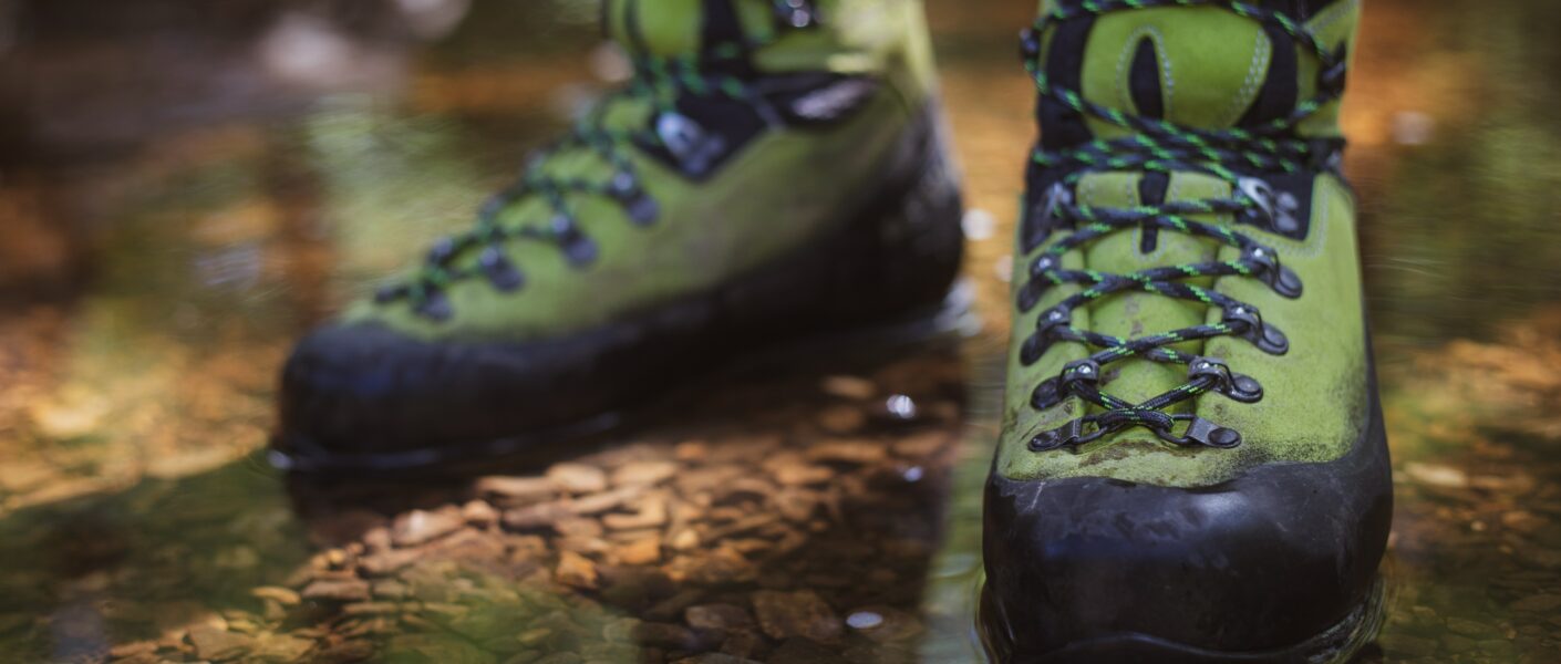 groene wandelschoenen in water