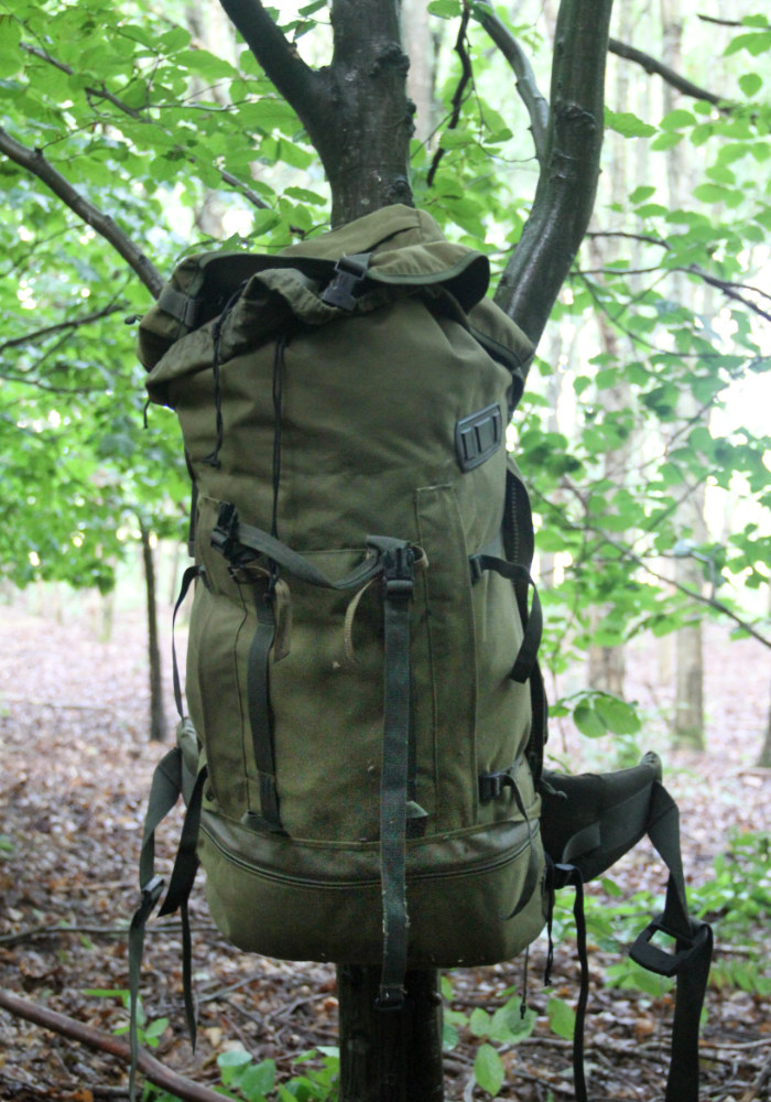 groene backpack rugzak aan boom