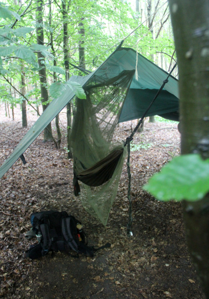 groene tarp en klamboe met hangmat