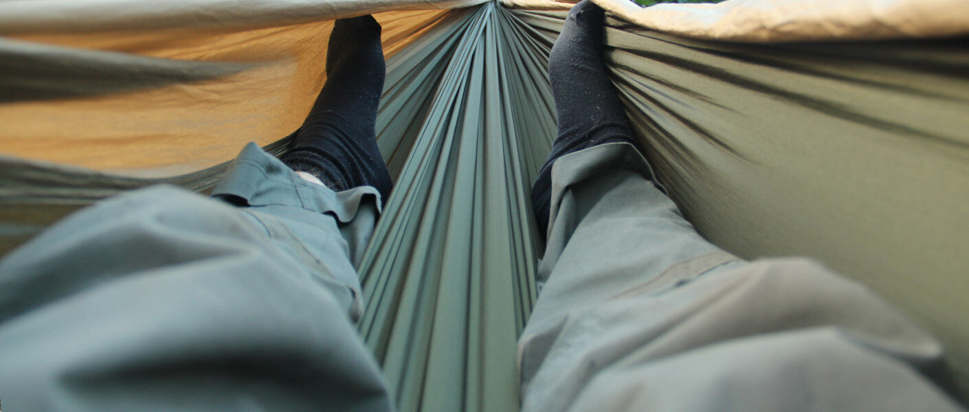 slapen in het bos met hangmat en groene tarp