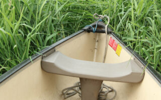 Dichtbegroeide Ruiten Aa bevaren met de kano